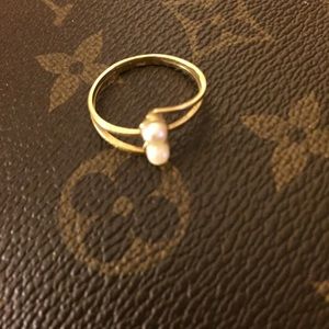 ANTIQUE RARE 18K GOLD RING WITH 3/4MM SEED PEARLS.